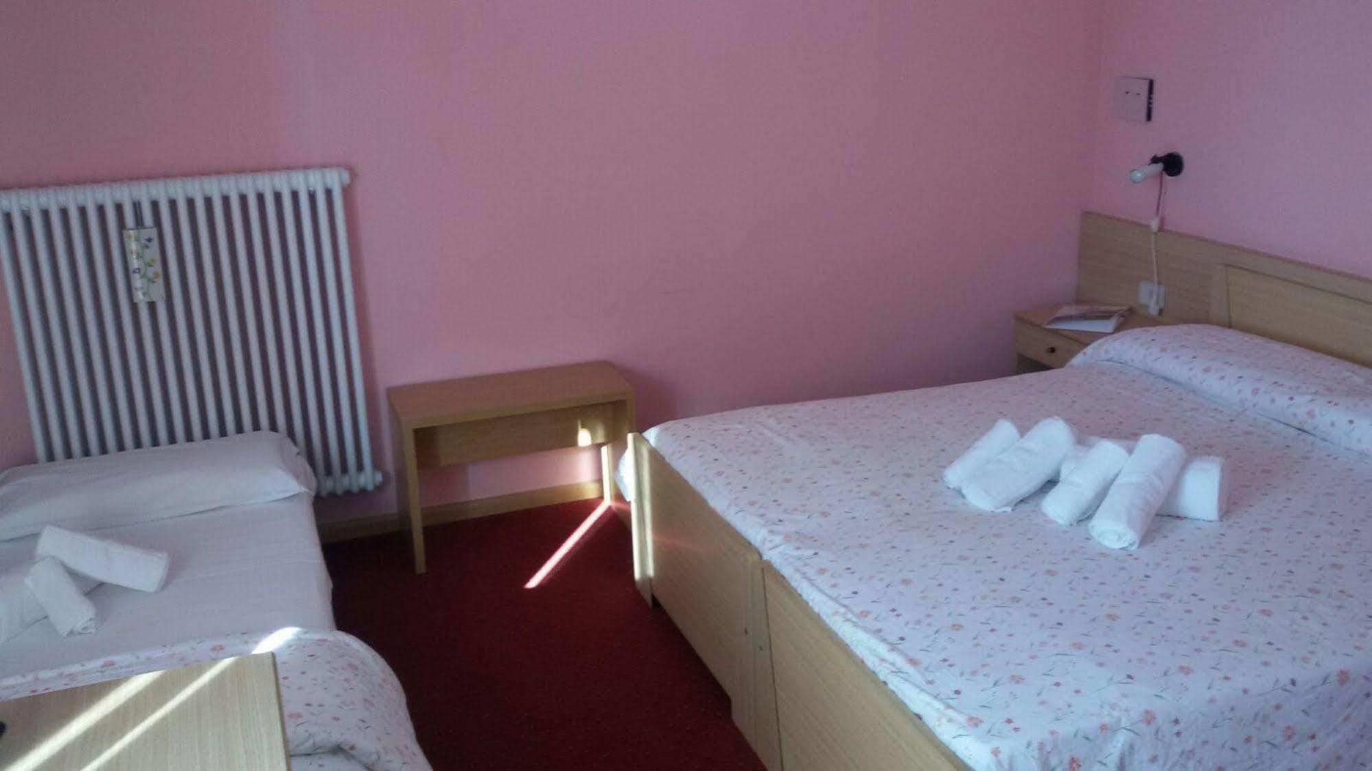 Hotel & Residence Montana ファーイ・デッラ・パガネッラ エクステリア 写真